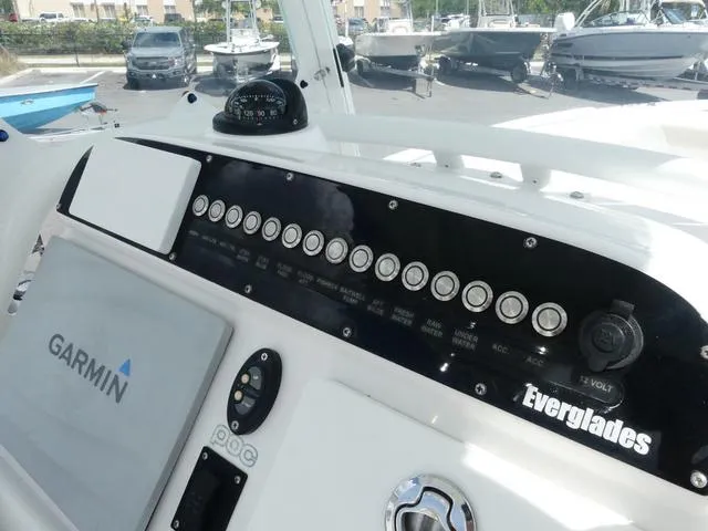 Slide: The Image of Everglades 243 Center Console 2018 - 13