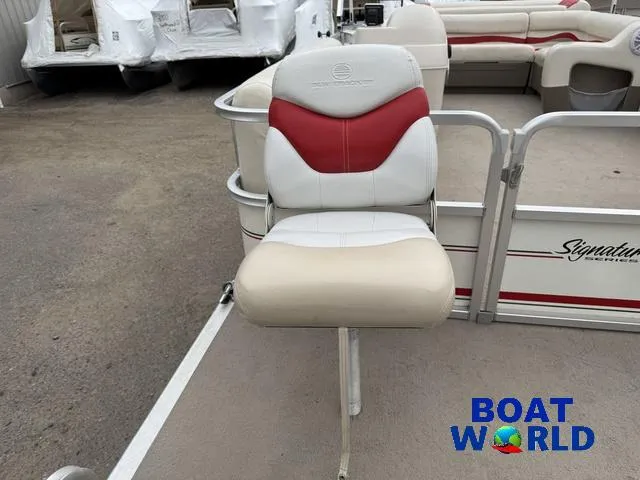 Slide: The Image of 2006 Sun Tracker Party Barge 20 Pontoon boat seat, red and white upholstery. - 10
