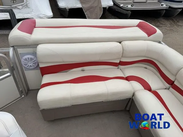 Slide: The Image of 2006 Sun Tracker Party Barge 20 Pontoon with red and white seating at Boat World. - 27