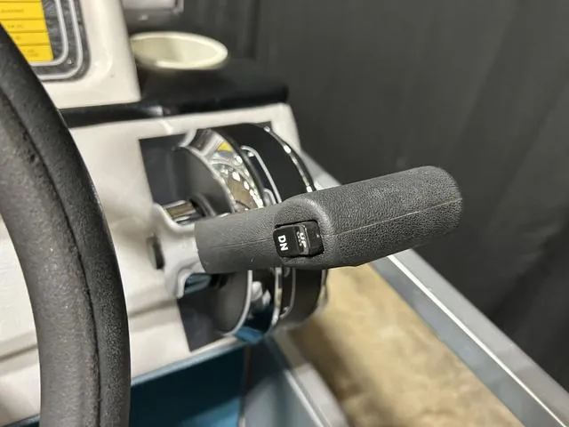 Slide: The Image of Close-up of a 1994 Harris-Kayot Heritage 2400 boat throttle control. - 16