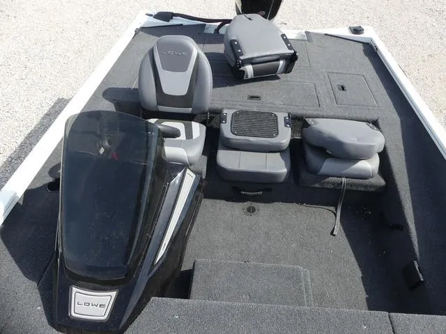 Slide: The Image of Lowe Stinger 195C 2025 - 11