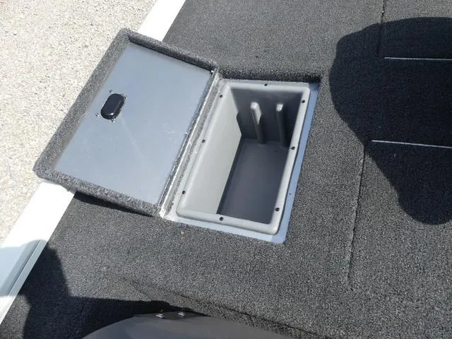 Slide: The Image of Lowe Stinger 195C 2025 - 15