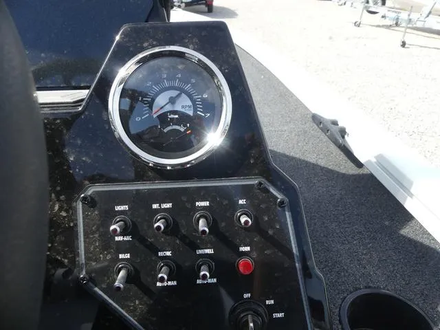 Slide: The Image of Lowe Stinger 195C 2025 - 7