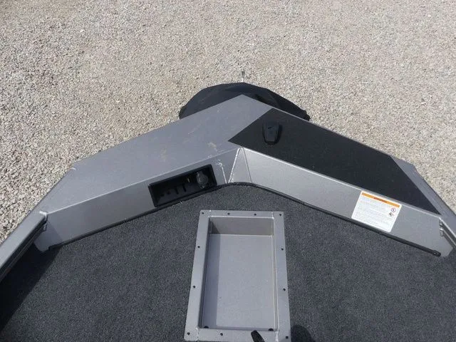 Slide: The Image of Lowe Stinger 195 Bass 2025 - 12