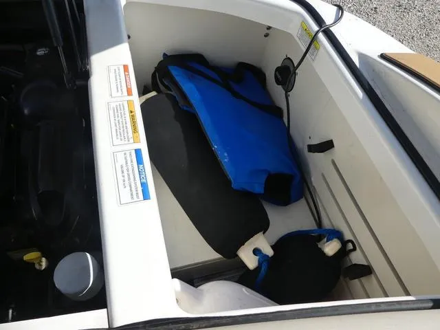 Slide: The Image of Sea Ray SLX 2012 - 17