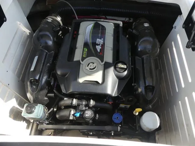 Slide: The Image of Sea Ray SLX 2012 - 19