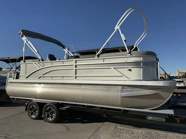 Slide: The Image of 2025 Bennington 21 S STERN RADIUS pontoon boat on trailer, side view. - 3