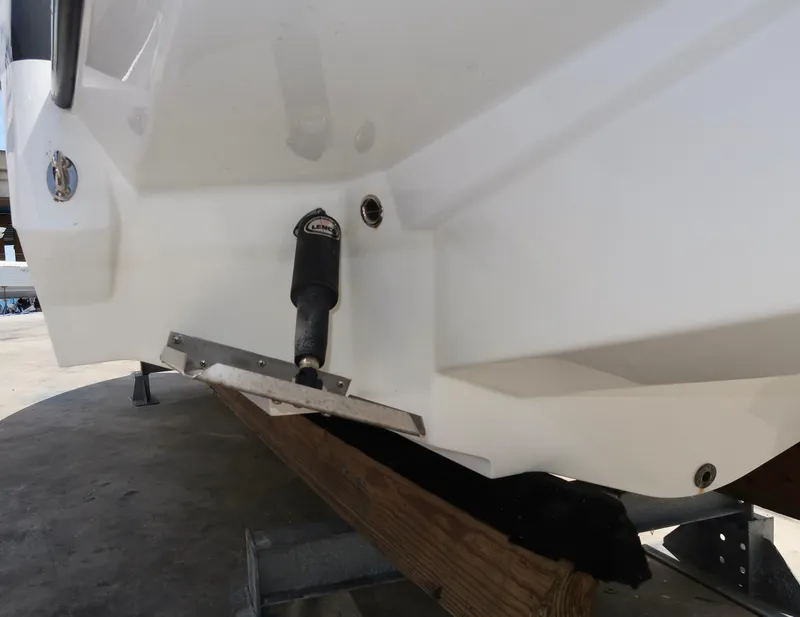 Slide: The Image of 2022 Monterey 275 Super Sport boat hull detail on trailer. - 20