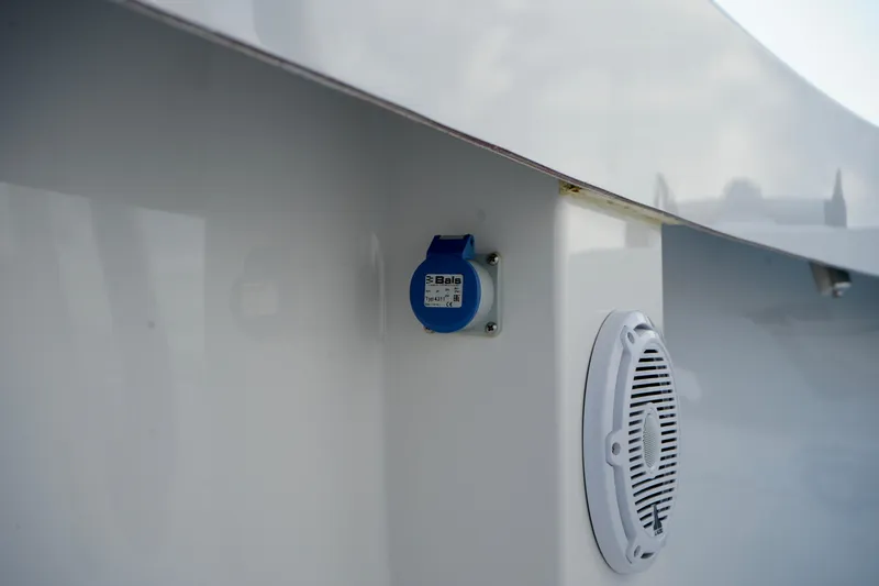 Slide: The Image of Reef Runner 23 - Deck Equipment - 27