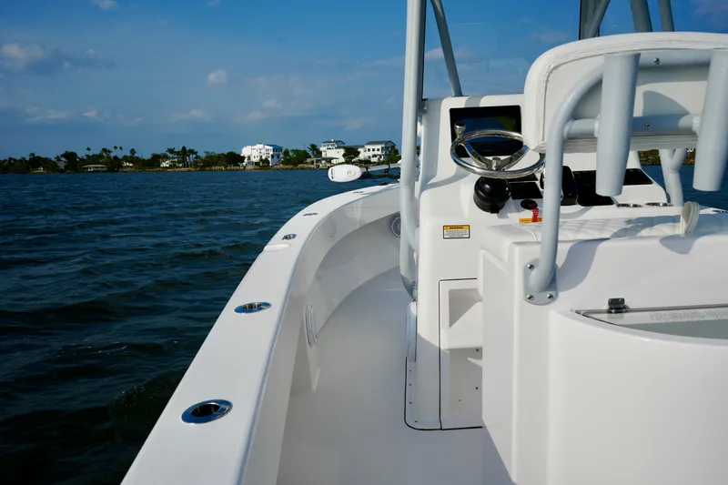 Slide: The Image of Reef Runner 23 - Deck Equipment - 8