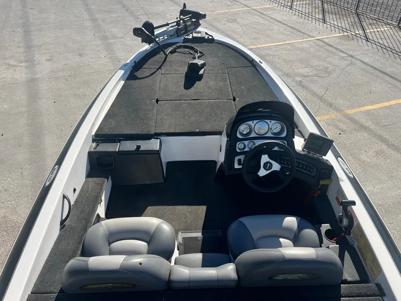 Slide: The Image of 2007 Skeeter ZX 190 boat interior with steering console and seating. - 9