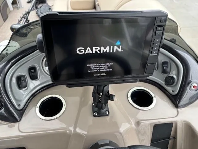Slide: The Image of Garmin display on 2022 Sun Tracker SportFish 22 XP3 boat dashboard. - 19