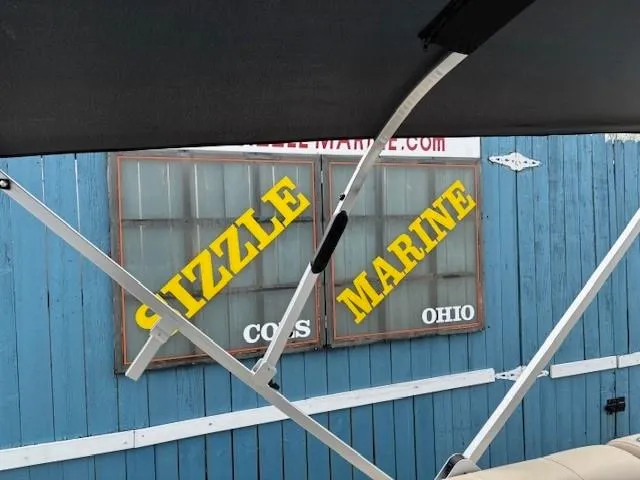 Slide: The Image of Sun Tracker SportFish 22 XP3 boat at Sizzle Marine, Columbus, Ohio. - 22