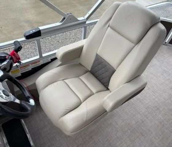 Slide: The Image of Captain's chair on 2022 Sun Tracker SportFish 22 XP3 boat, featuring beige upholstery and armrests. - 28