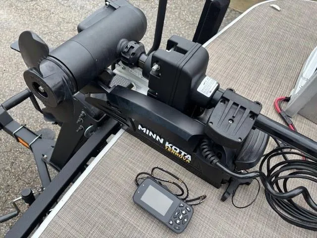 Slide: The Image of Minn Kota trolling motor on 2022 Sun Tracker SportFish 22 XP3 boat deck. - 9