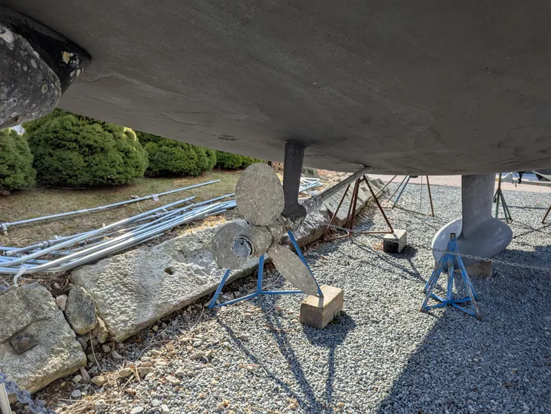 Slide: The Image of Underwater view of 1996 Jeanneau 45.1 sailboat propeller on gravel. - 43