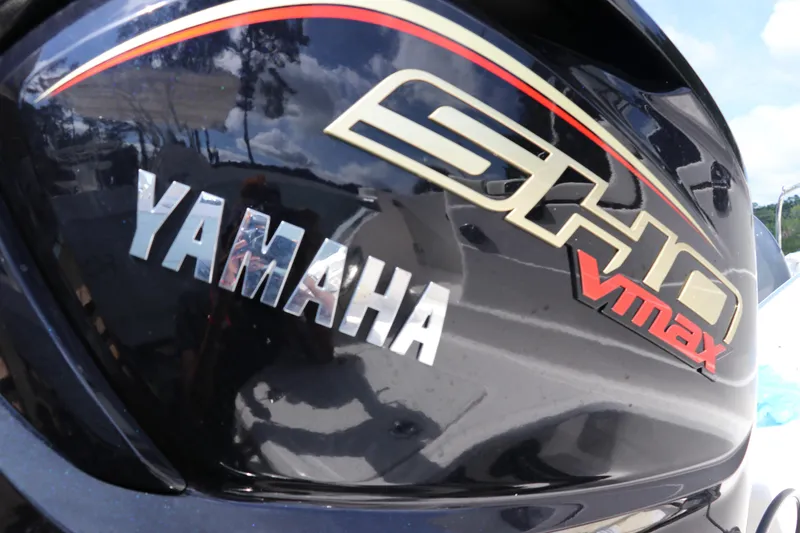 Slide: The Image of Yamaha VMAX SHO engine on 2024 Robalo R230 Center Console boat. - 7