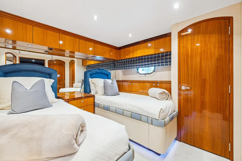 Slide: The Image of Hatteras 80 Motor Yacht 2005 - 54