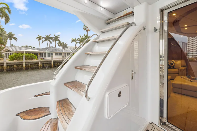 Slide: The Image of Hatteras 80 Motor Yacht 2005 - 66