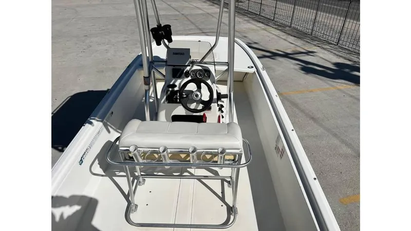 Slide: The Image of 2018 Mako Pro Skiff 19 CC boat interior with steering console and seating. - 12