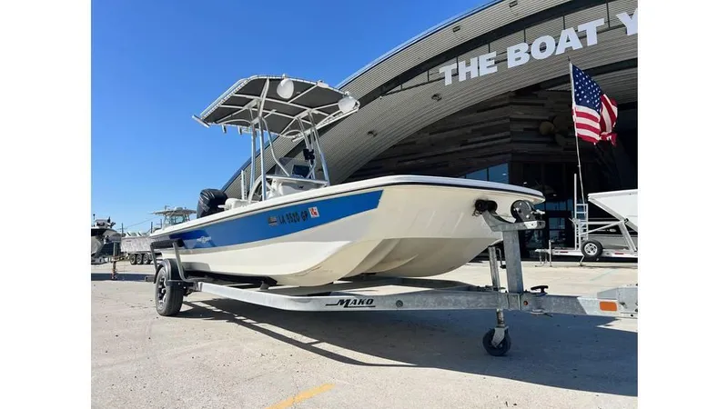 Slide: The Image of 2018 Mako Pro Skiff 19 CC boat on trailer outside dealership. - 9