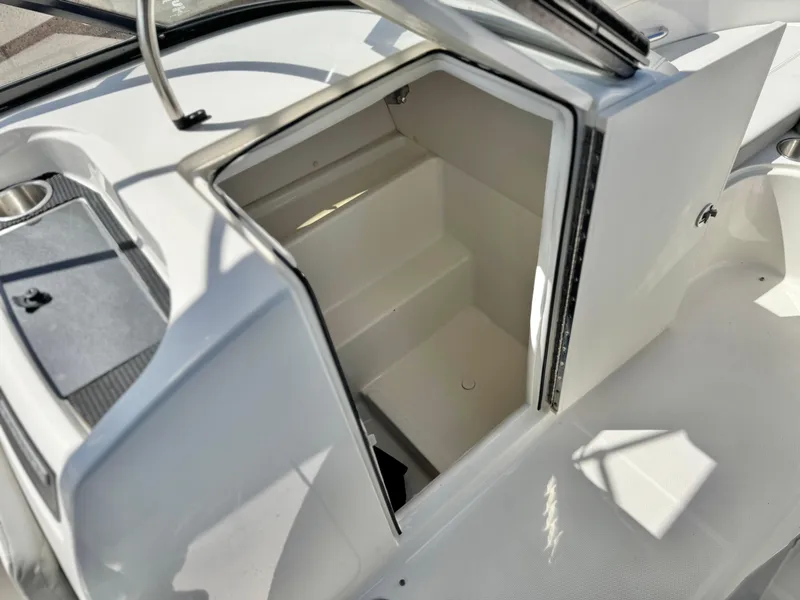 Slide: The Image of Bayliner VR6 Bowrider 2016 - 18