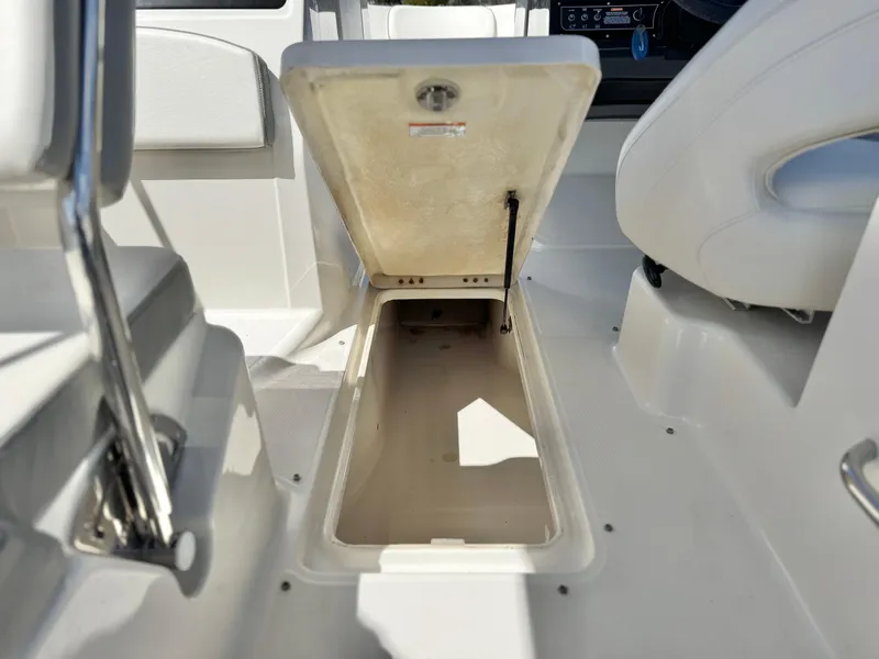 Slide: The Image of Bayliner VR6 Bowrider 2016 - 20