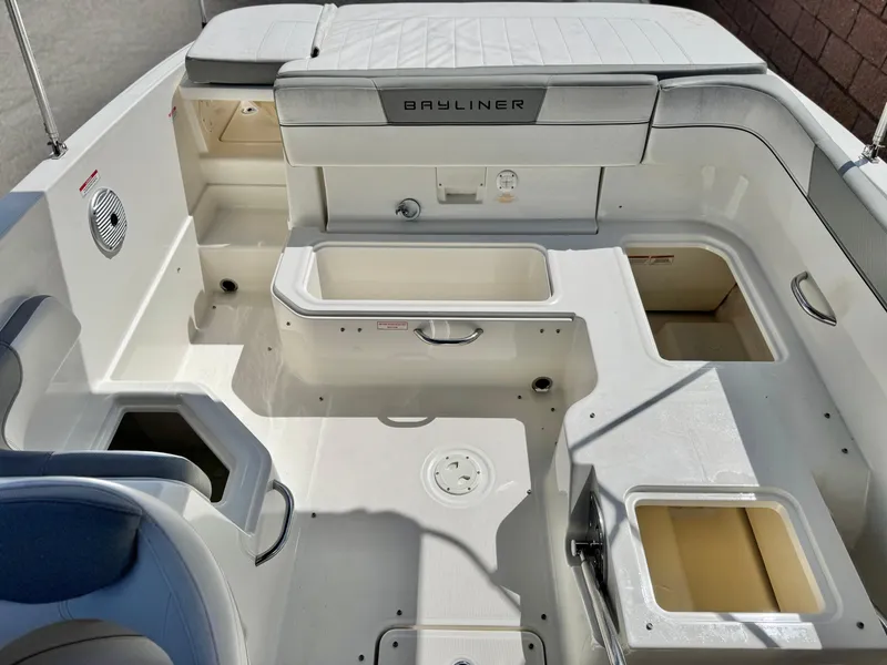 Slide: The Image of Bayliner VR6 Bowrider 2016 - 23