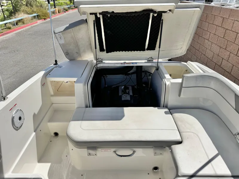 Slide: The Image of Bayliner VR6 Bowrider 2016 - 24
