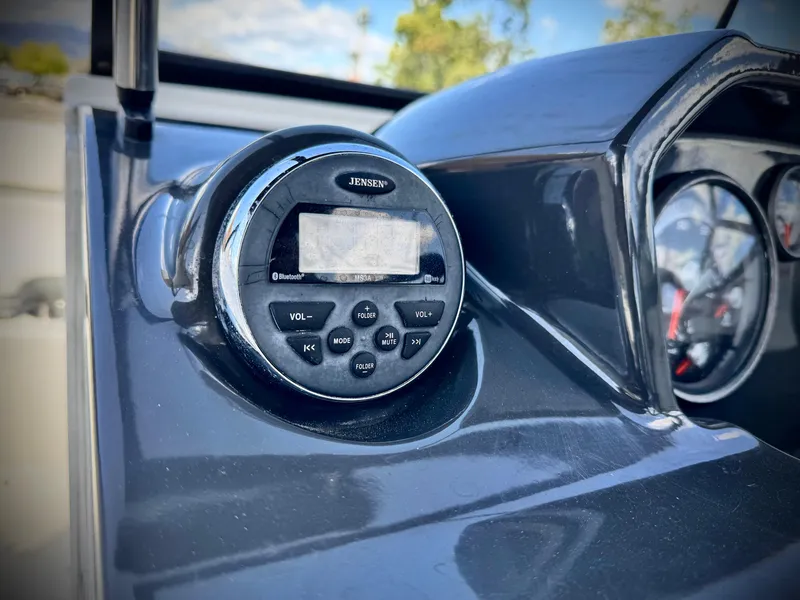 Slide: The Image of Bayliner VR6 Bowrider 2016 - 30