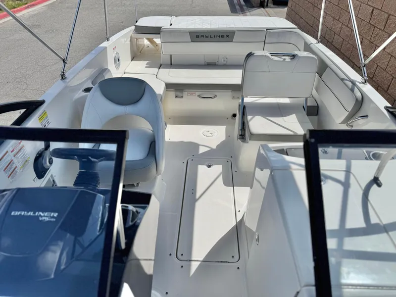 Slide: The Image of Bayliner VR6 Bowrider 2016 - 9