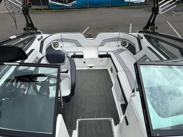 Slide: The Image of 2015 Yamaha Boats 212X with "Double Swoosh" decal on the rear deck. - 6