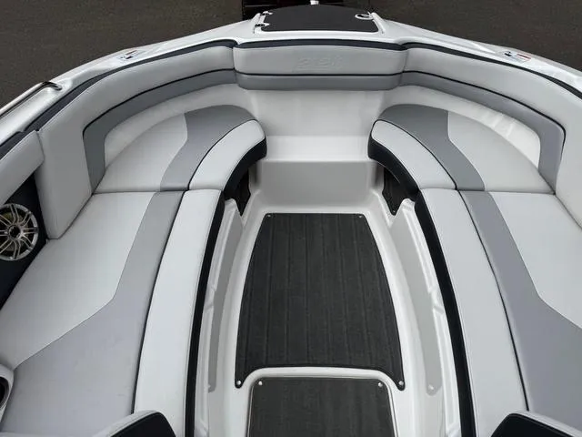 Slide: The Image of 2015 Yamaha Boats 212X interior with seating and steering console. - 7