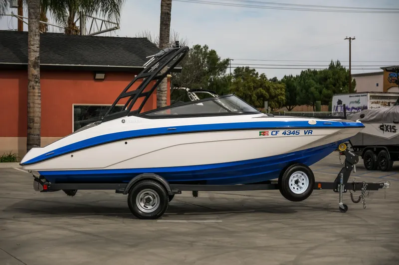 Slide: The Image of 2019 Yamaha Boats AR 190 on trailer, parked outdoors, side view. - 0