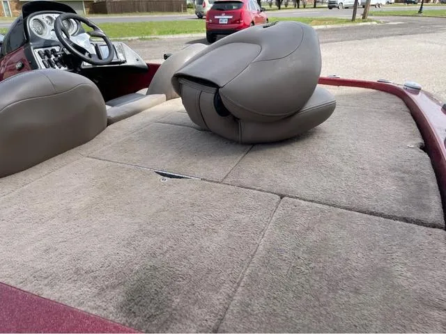 Slide: The Image of 2008 Skeeter ZX190 boat interior with gray seats and steering wheel. - 7