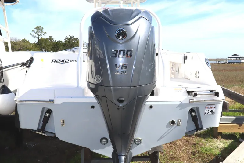 Slide: The Image of Robalo R242 Explorer 2021 - 51