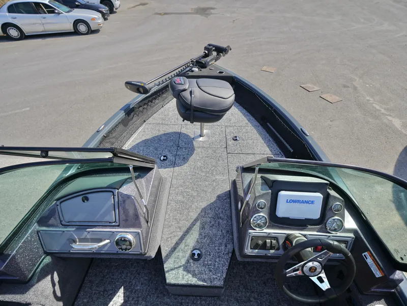 Slide: The Image of 2025 Ranger VS1782SC Reata boat interior with Lowrance system and steering wheel. - 10