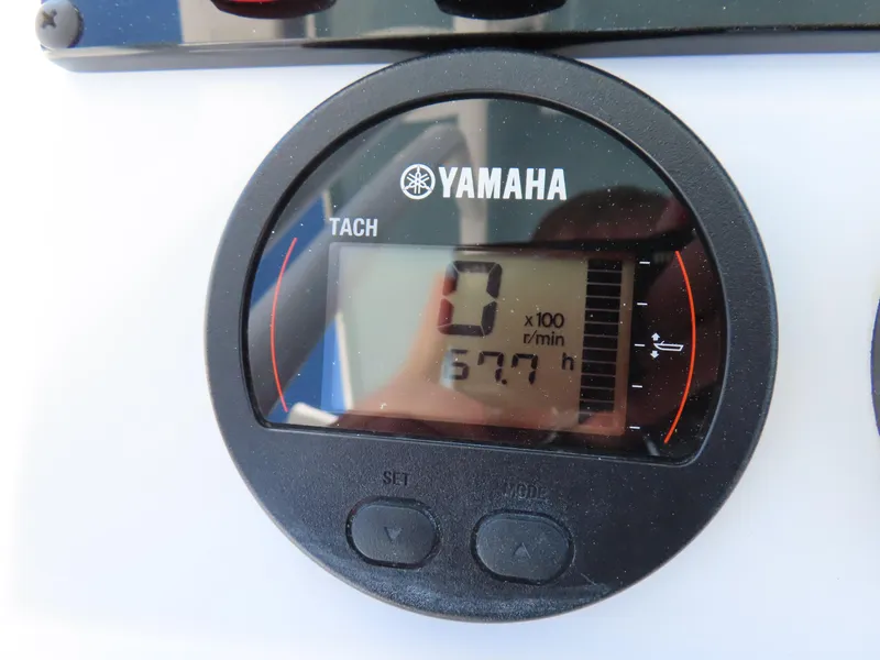 Slide: The Image of Yamaha tachometer on 2021 Sea Hunt Ultra 219, displaying 577 hours. - 25