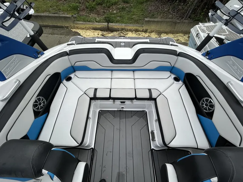 Slide: The Image of 2019 Yamaha Boats 212X interior with spacious seating and modern design. - 10