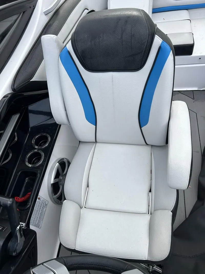 Slide: The Image of 2019 Yamaha Boats 212X captain's seat with blue accents and armrests. - 8