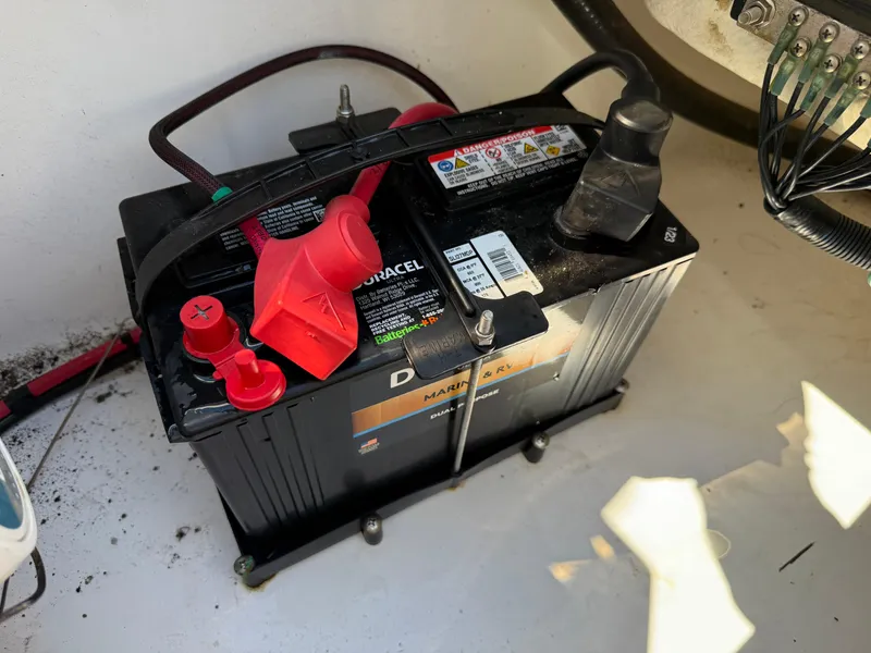 Slide: The Image of Battery in 2018 Everglades 230 Center Console boat, secured with red and black cables. - 25