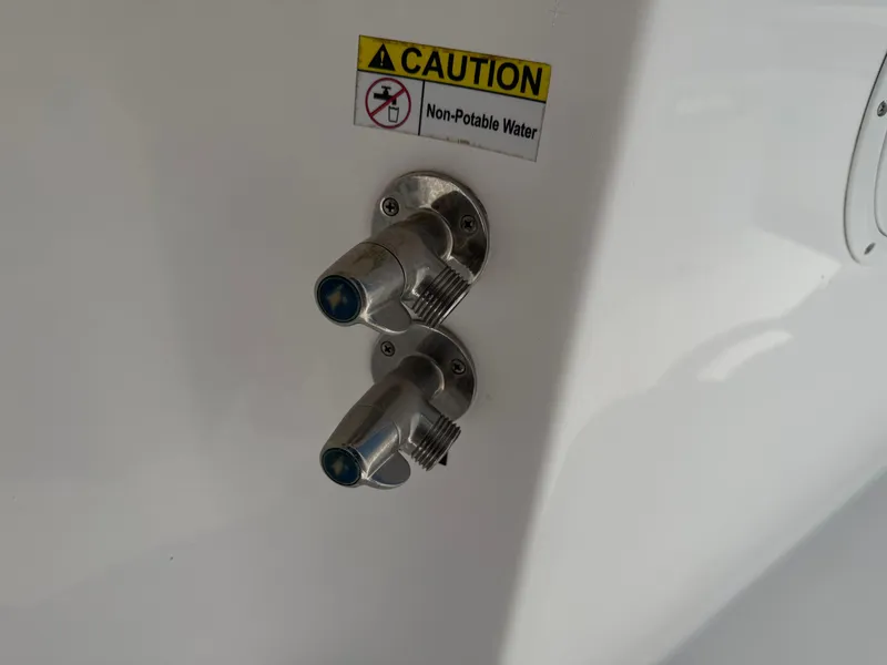 Slide: The Image of Everglades 230 Center Console 2018 - 51