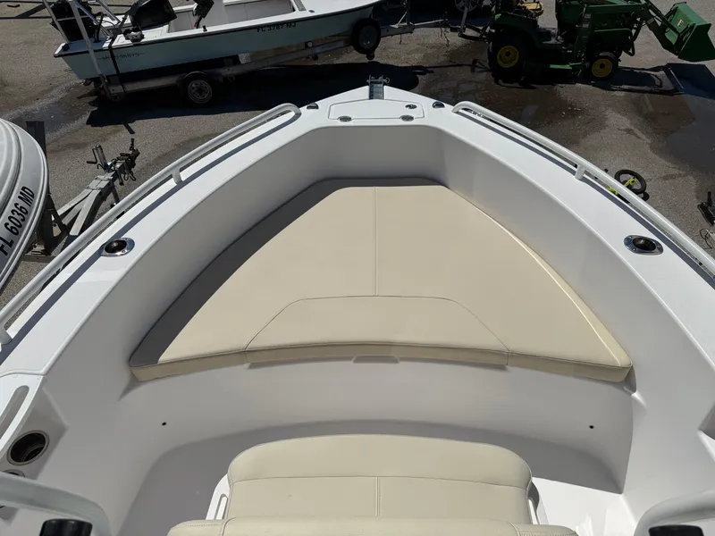 Slide: The Image of Everglades 230 Center Console 2018 - 53