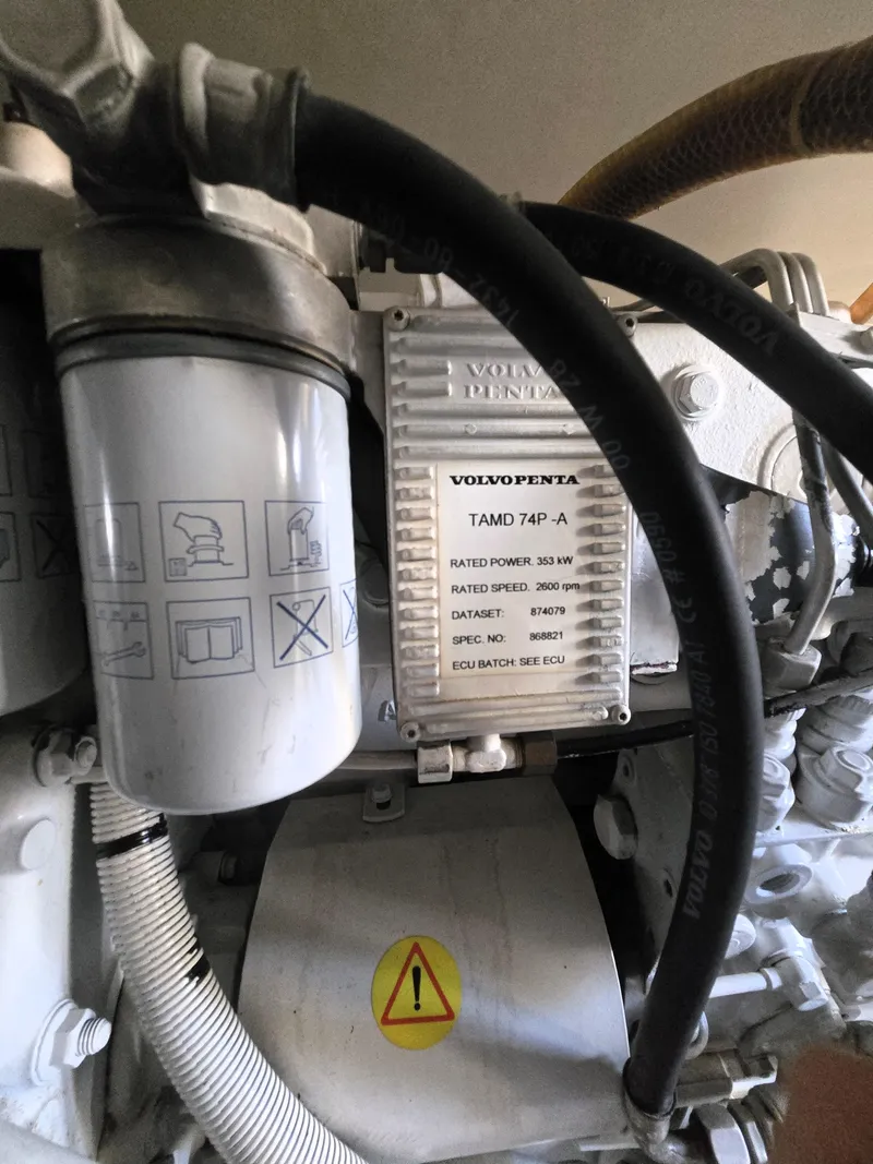 Slide: The Image of Volvo Penta engine in 2001 Ocean Yachts 43 Super Sport, close-up view. - 29