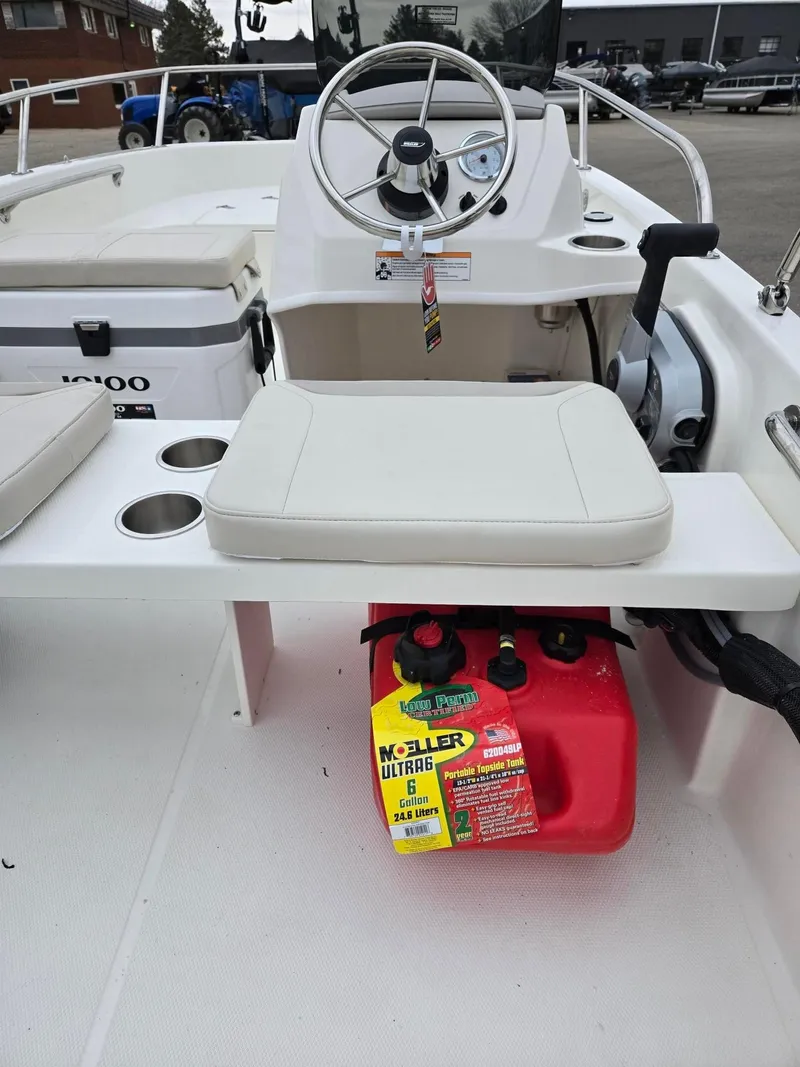 Slide: The Image of Boston Whaler 130 Super Sport 2025 - 8