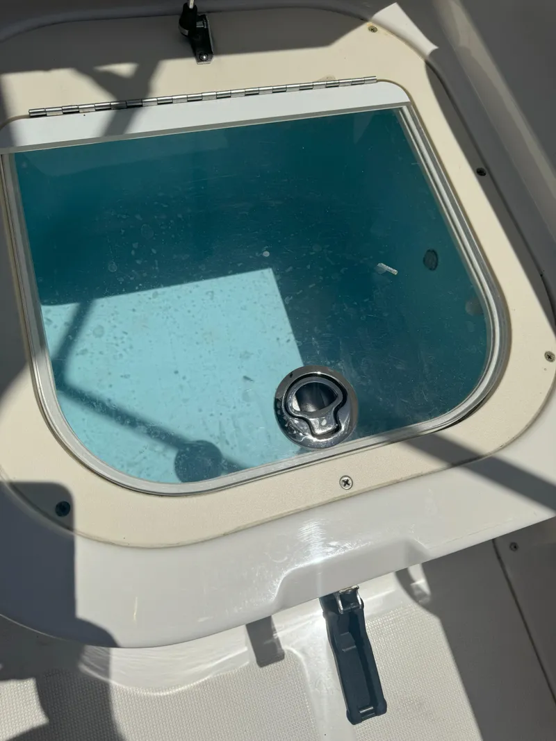 Slide: The Image of Livewell on 2009 Robalo R227 Dual Console boat, filled with water. - 7