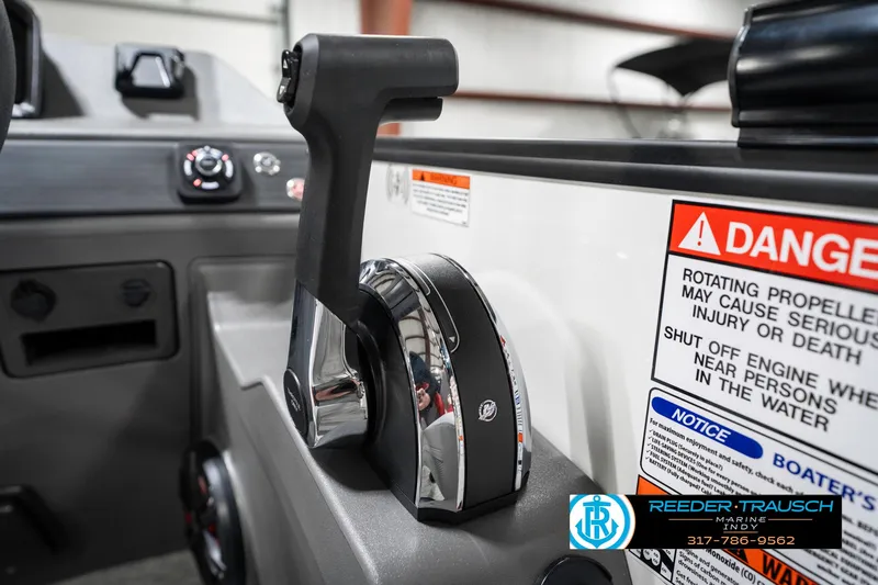 Slide: The Image of Throttle control of 2025 Bennington 21 SSB boat with safety warnings and Reeder-Trausch logo. - 40
