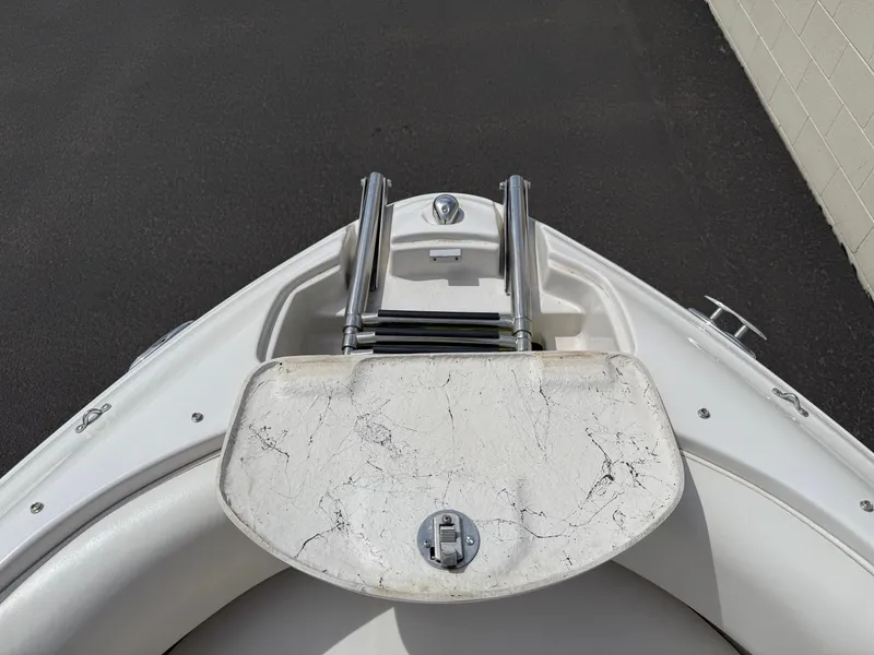 Slide: The Image of 2008 Reinell Bowrider 220LSE boat bow with ladder and hatch. - 33