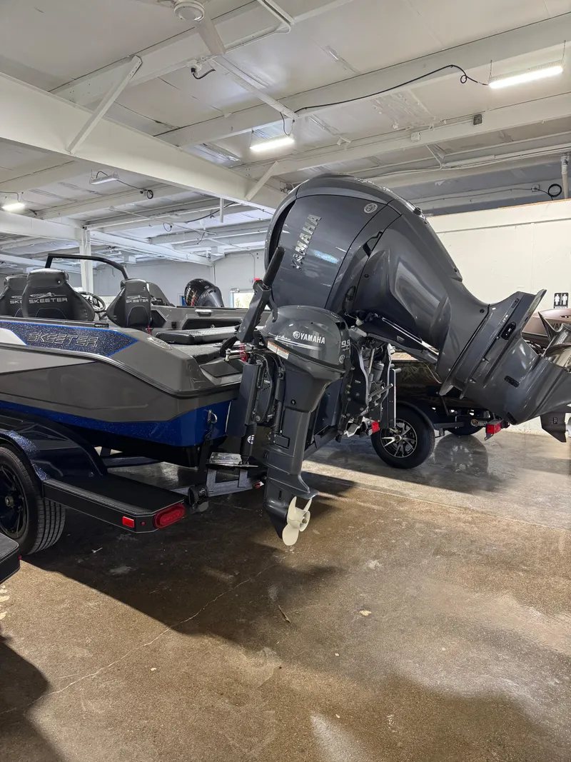 Slide: The Image of 2025 Skeeter WXR 2260 F boat with powerful outboard motor in showroom. - 4