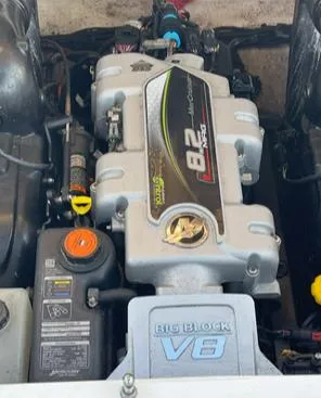Slide: The Image of 2016 Sea Ray 290 Sundeck engine, 8.2L V8, Big Block, detailed view. - 4